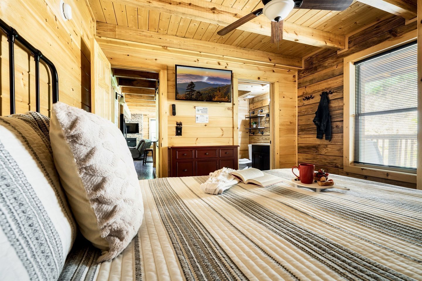 4 bedrooms, desk, iron/ironing board, WiFi