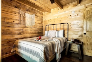 4 bedrooms, desk, iron/ironing board, WiFi - Stunning Secluded Cabin with Hot-tub and Pool Table in Pigeon Forge, Tennessee (Pigeon Forge)