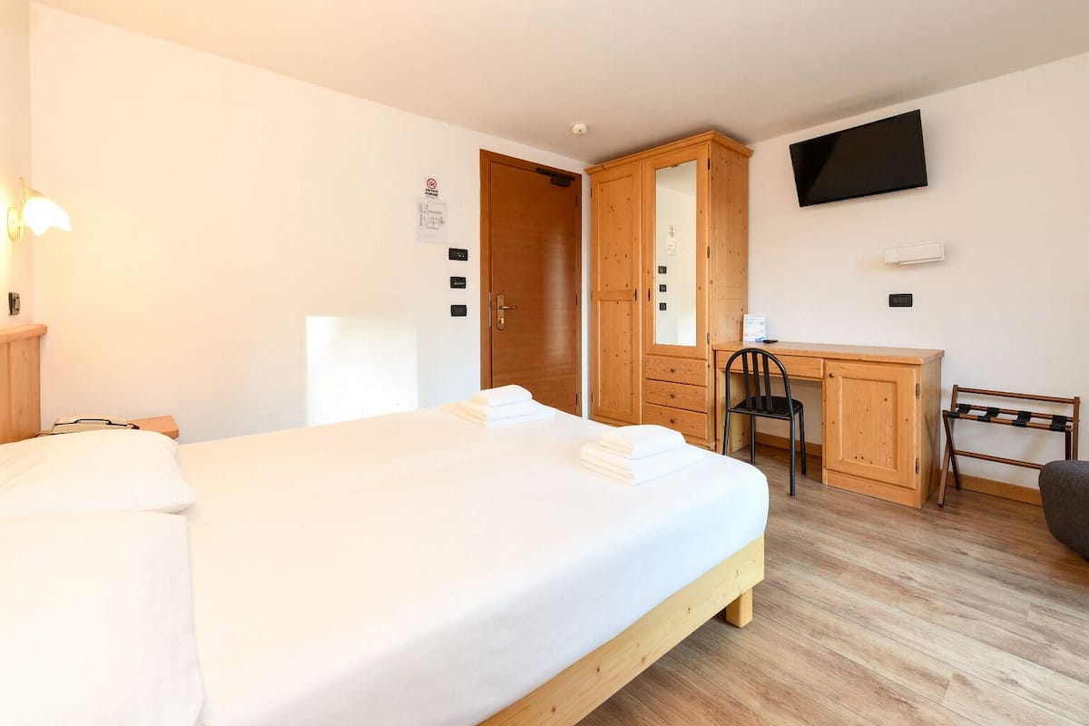 Economy Double Room | In-room safe, desk, iron/ironing board, cots/infant beds