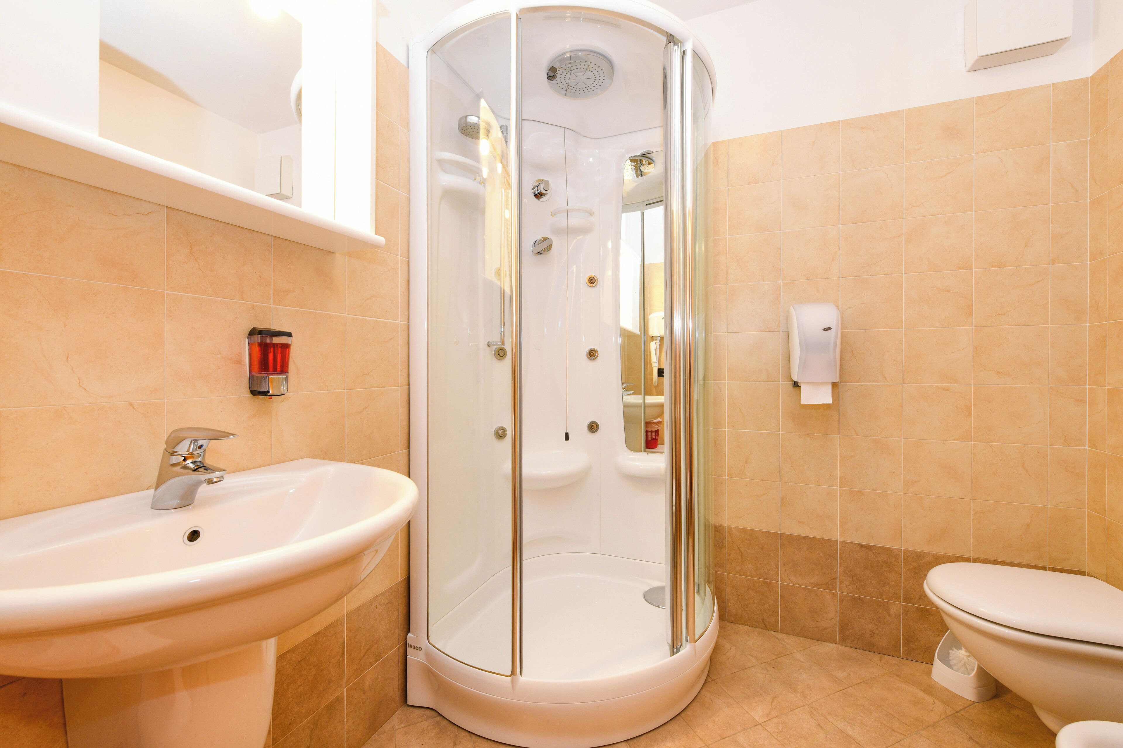 Douche, sèche-cheveux, bidet, serviettes fournies