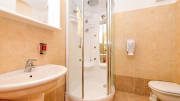 Douche, sĂšche-cheveux, bidet, serviettes fournies