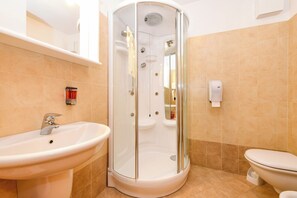 Regadera, secadora de cabello, bidet, toallas 