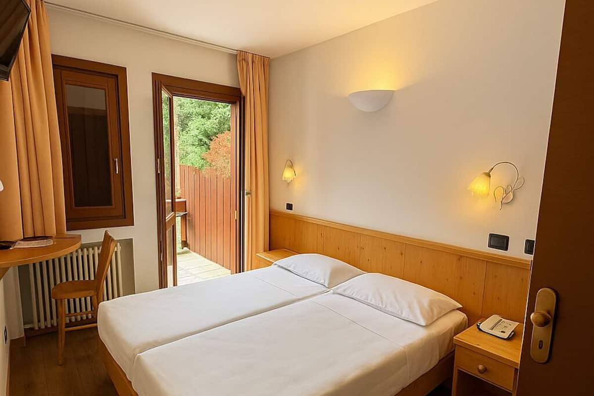 Zimmersafe, Schreibtisch, Bügeleisen/Bügelbrett, kostenloses WLAN