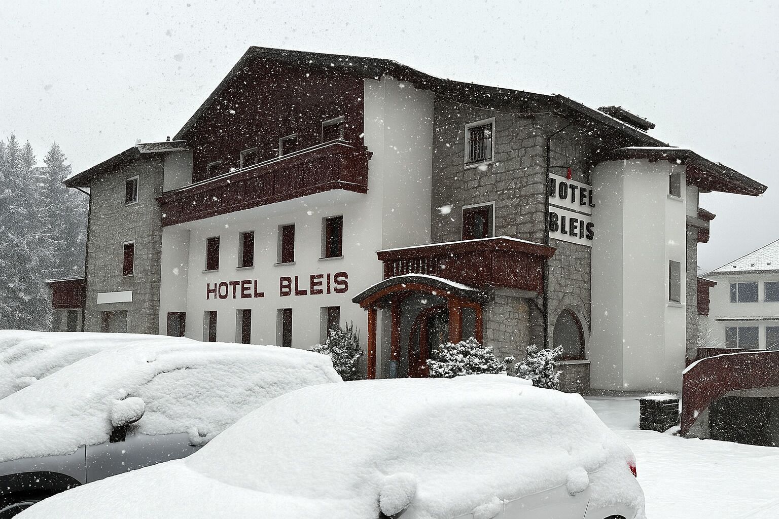 Un edificio de hotel llamado HOTEL BLEIS con fachada de piedra y múltiples ventanas.