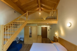 Familieværelse | Pengeskab på værelset, skrivebord, strygejern/strygebræt, gratis Wi-Fi