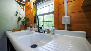 حوض استحمام بنظام ضخ المياه، مجففات شعر، مناشف، صابون