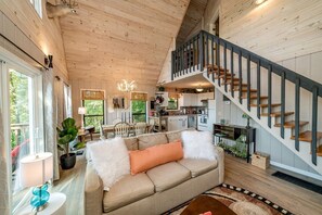 TV, stereo - Chic Picturesque Cabin Ideal for a Romantic Getaway in Tennessee (Sevierville)