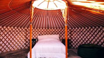 1 bedroom, bed sheets