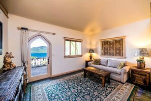 TV - Breathtaking Cottage Rental on Castle Grounds Overlooking Lake George (Bolton)