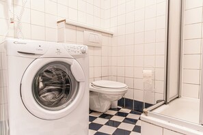 Departamento básico | Baño | Regadera, amenidades de baño gratuitas, secadora de cabello, toallas 