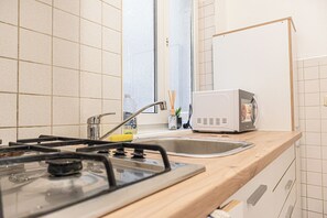 Departamento básico | Cocina privada | Refrigerador, microondas, horno y parrilla de estufa 