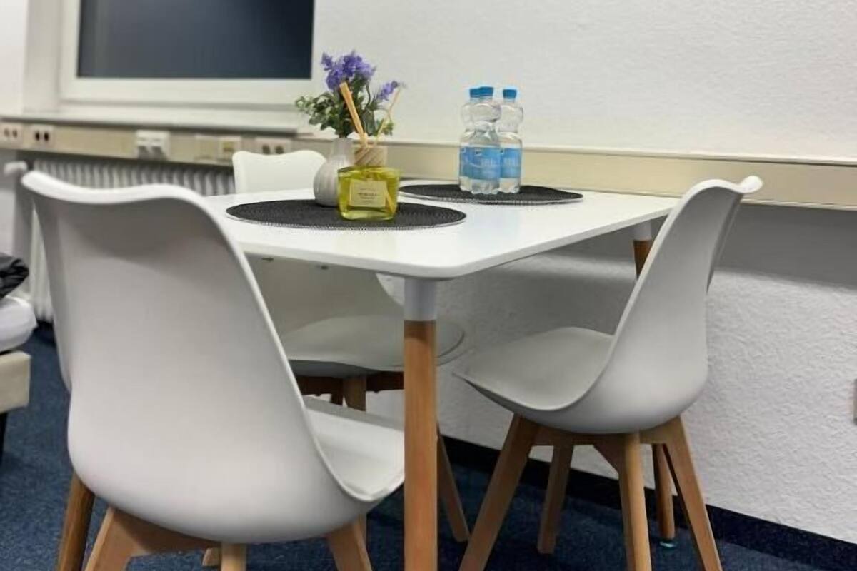 スタンダード トリプルルーム シングルベッド 3 台 | デスク、WiFi (無料)、ベッドシーツ
