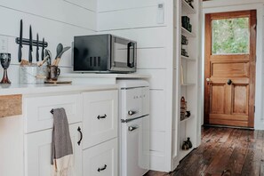 Kühlschrank, Mikrowelle, Wasserkocher mit Kaffee-/Teezubehör