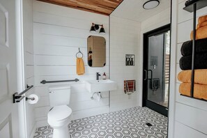 Sèche-cheveux, serviettes fournies, savon, shampoing