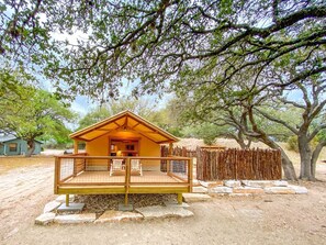 Terrace/patio - Luxury Cabin, with Hot-Tub Access in Ingram, Texas for Relaxing Weekends Away (Ingram)