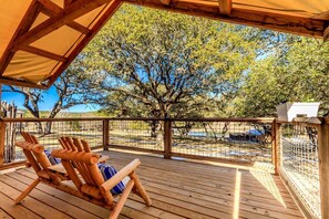 Terrace/patio - Luxury Cabin, with Hot-Tub Access in Ingram, Texas for Relaxing Weekends Away (Ingram)