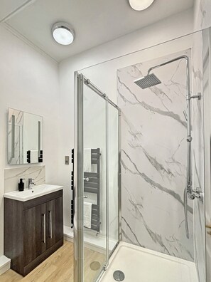 Regadera, secadora de cabello, toallas, jabón 