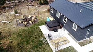 Outdoor dining - Secluded Rustic Cabin with Hot Tub Near Pere Marquette River in Big Rapids, Michigan (Big Rapids)