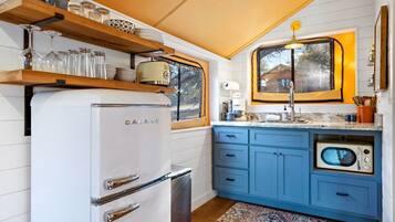 Coffee/tea maker, fridge, microwave, toaster