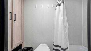Banheira de hidromassagem, toalhas de banho, sabonete, shampoo