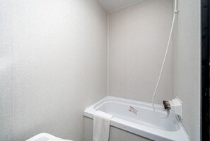 Jetted tub, towels, soap, shampoo