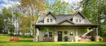 Beautiful Countryside Cabin with Hot-Tub and Pond Views in Ohio