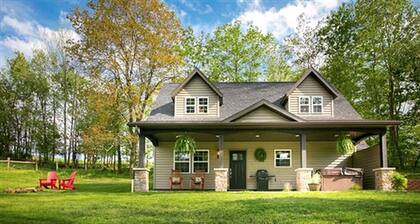 Beautiful Countryside Cabin with Hot-Tub and Pond Views in Ohio