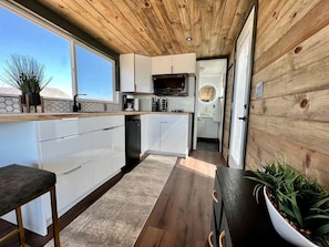 Fridge, microwave, stovetop, coffee/tea maker - Stunning Tiny House with Picnic Space, Barbecue and Fire Pit in Meadview, Arizona (Mohave Valley)