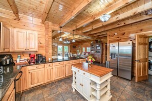 Private kitchen - Spectacular Cabin with Incredible Indoor and Outdoor Spaces in Tennessee (Sevierville)
