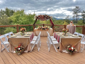 Outdoor dining - Spectacular Cabin with Incredible Indoor and Outdoor Spaces in Tennessee (Sevierville)
