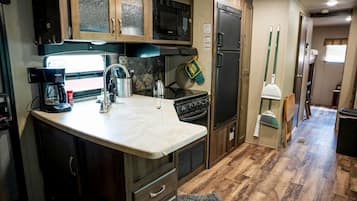 Coffee/tea maker, fridge, microwave, oven
