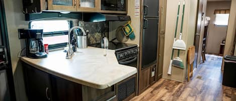 Coffee/tea maker, fridge, microwave, oven