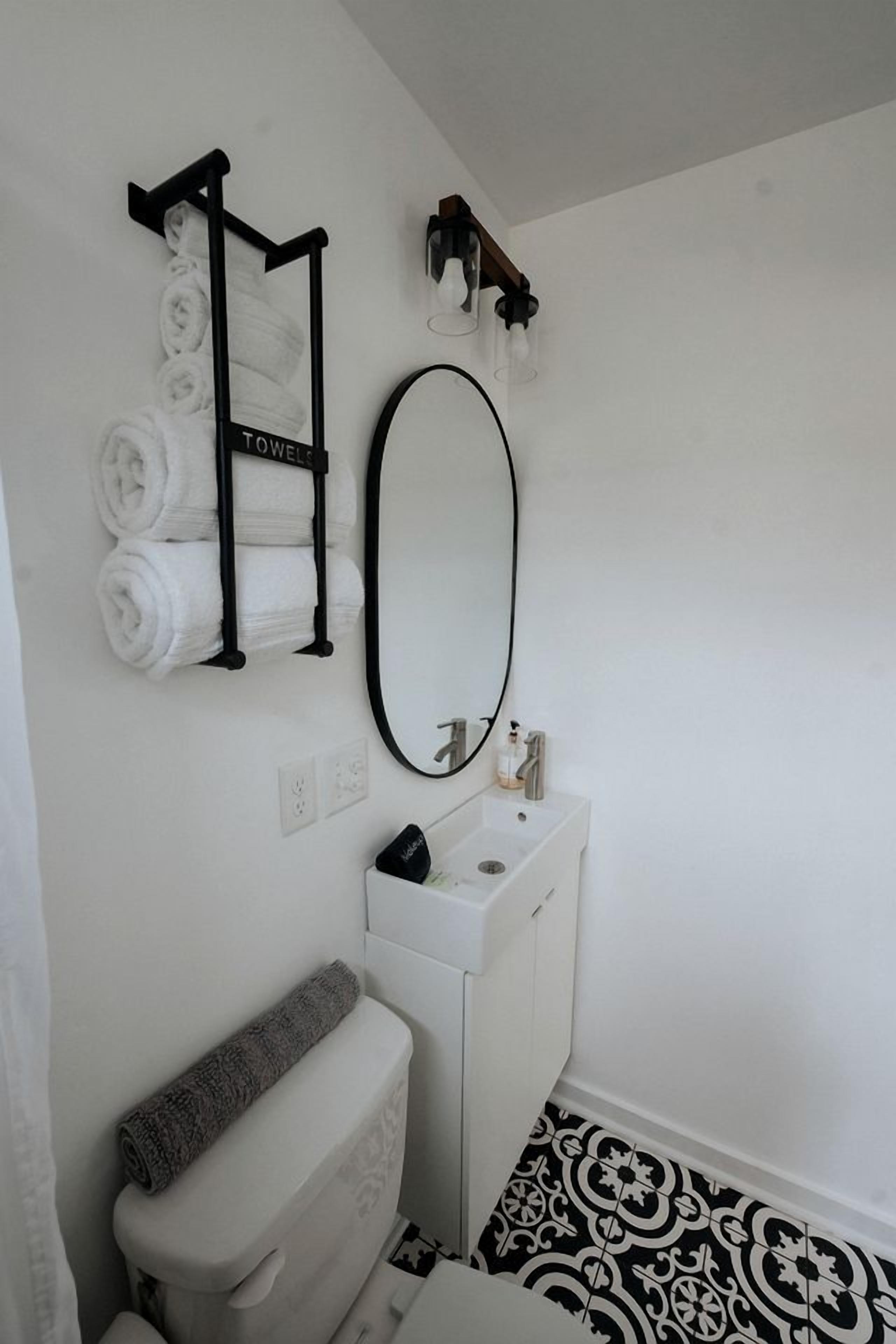 Sèche-cheveux, serviettes fournies, savon, shampoing