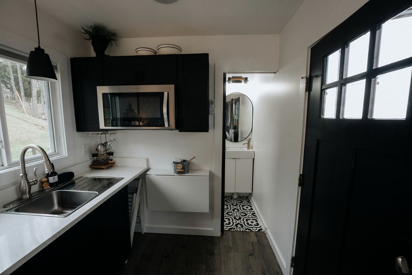 Coffee/tea maker, fridge, microwave, stovetop