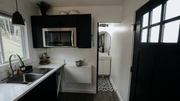 Coffee/tea maker, fridge, microwave, stovetop