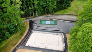 Sports court - Enchanting Yurt Haven near Pisgah National Forest in North Carolina (Balsam Grove)