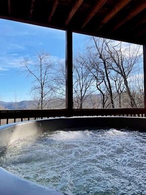 Outdoor spa tub - Lake Cabin Fully Equipped Ideal for Big Families in Topton, North Carolina (Topton)