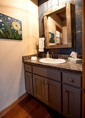 Hair dryer, towels, soap, shampoo - Lake Cabin Fully Equipped Ideal for Big Families in Topton, North Carolina (Topton)
