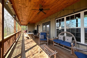 Outdoor dining - Lake Cabin Fully Equipped Ideal for Big Families in Topton, North Carolina (Topton)