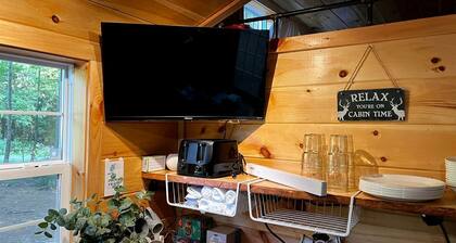 Cozy Cabin near Kentucky Lake - Amazing Glamping Rental in Big Sandy, Tennessee