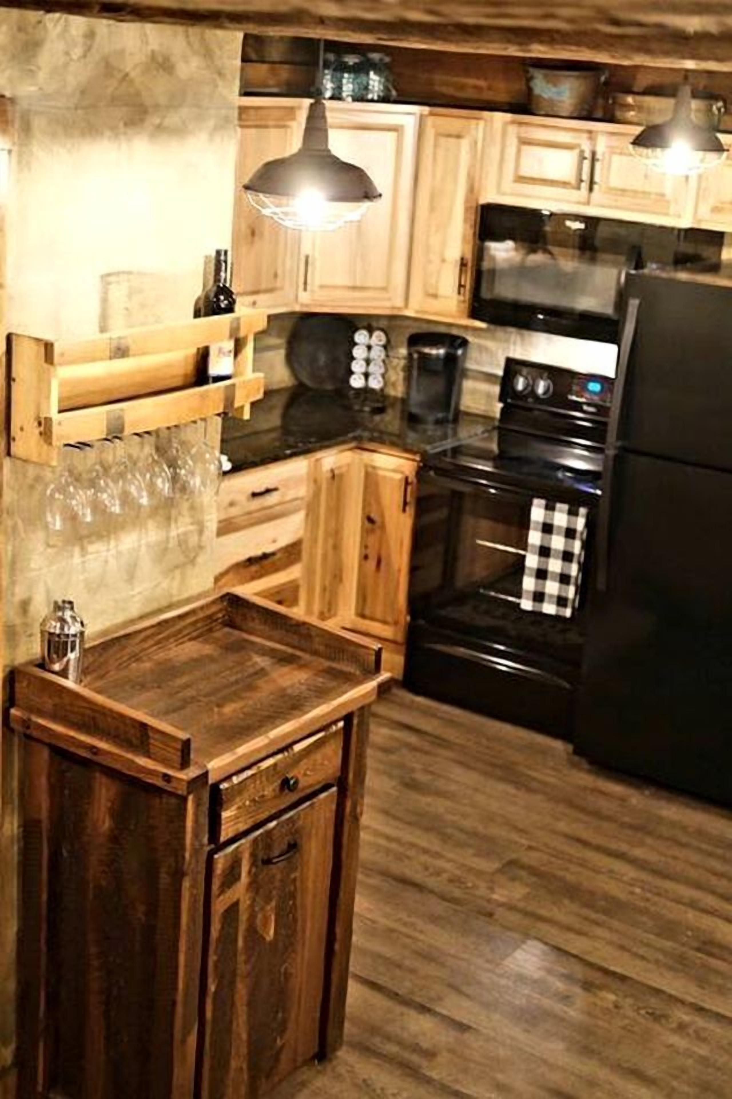 Wasserkocher mit Kaffee-/Teezubehör, Kühlschrank, Mikrowelle, Ofen