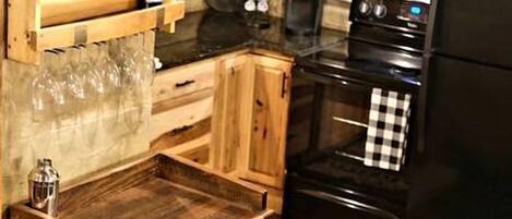 Wasserkocher mit Kaffee-/Teezubehör, Kühlschrank, Mikrowelle, Ofen