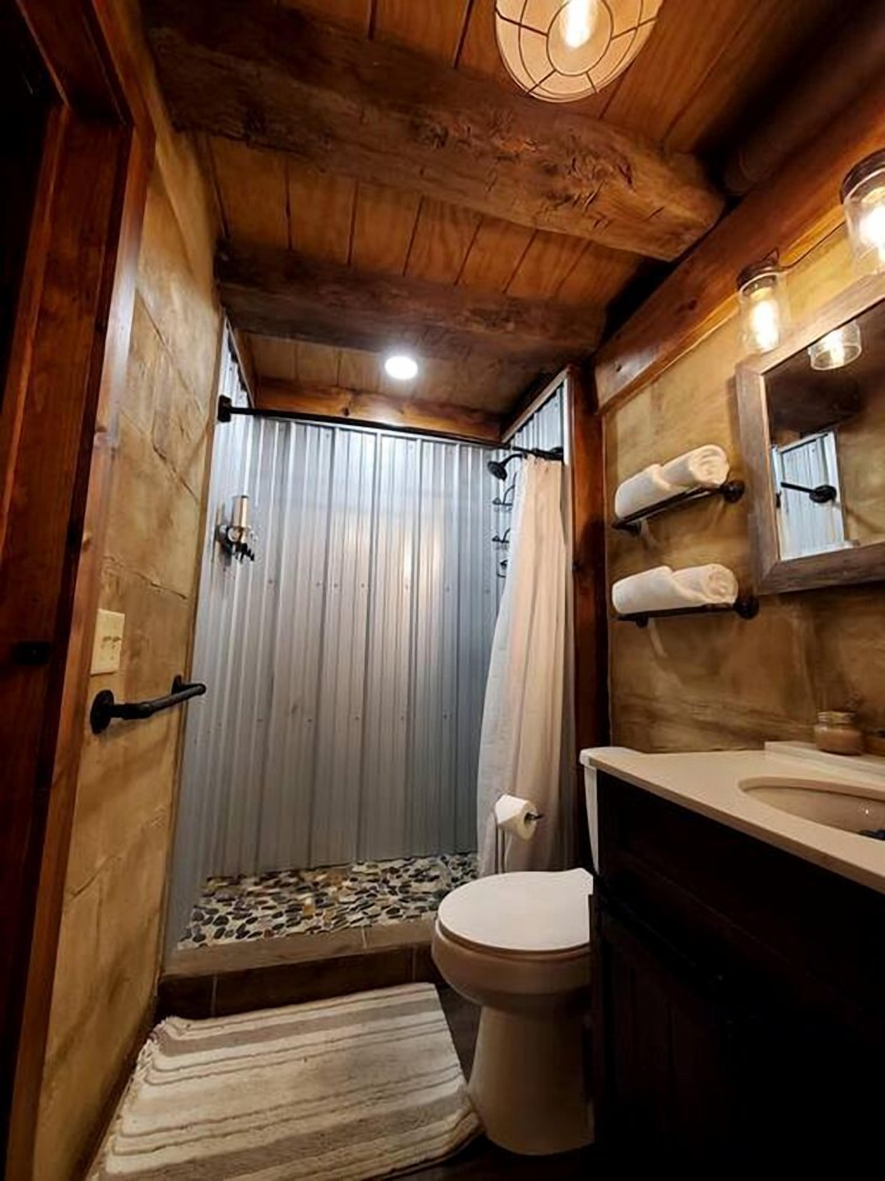 Jetted tub, towels, soap, shampoo