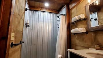 Jetted tub, towels, soap, shampoo