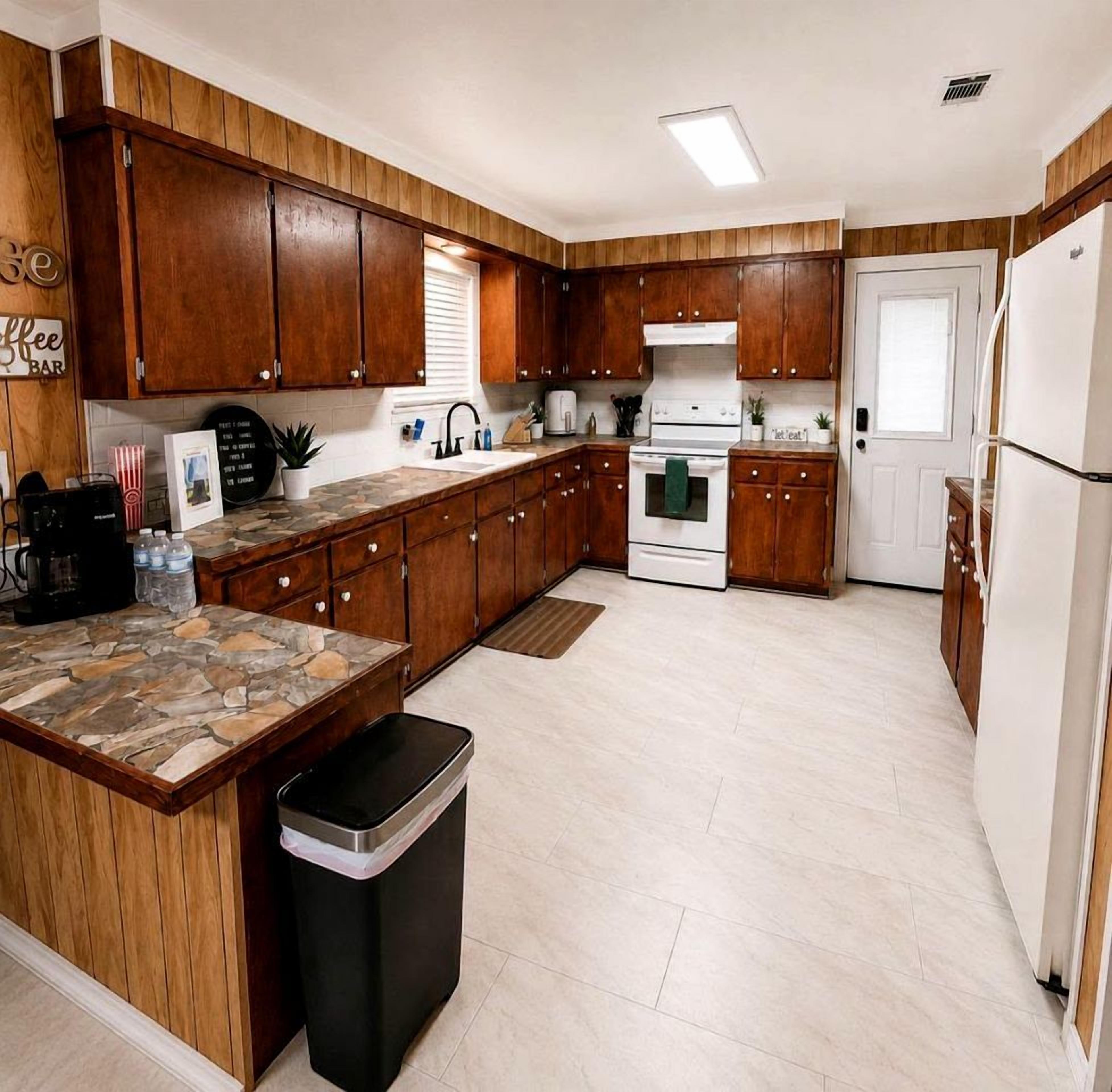 Coffee/tea maker, fridge, microwave, oven