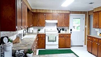 Coffee/tea maker, fridge, microwave, oven