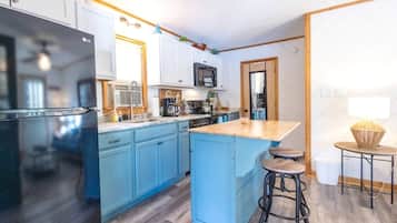 Coffee/tea maker, fridge, microwave, oven