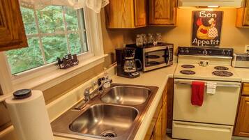 Frigorífico, microondas, placa de cocina y cafetera o tetera