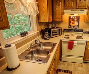 Een koelkast, een magnetron, een kookplaat