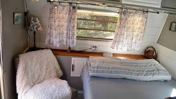 1 bedroom, bed sheets